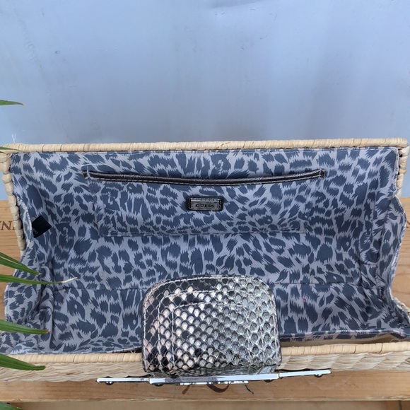 🔻GUESS🔻STRAW CLUTCH - Picture 4 of 9
